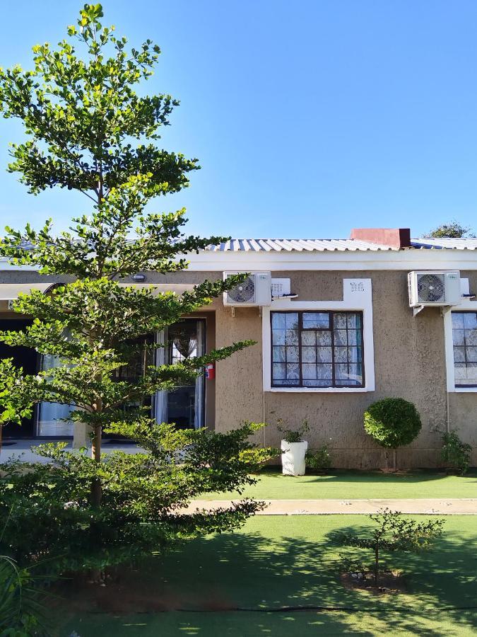Looks Cottages Self Catering Apartments Kasane Exterior photo