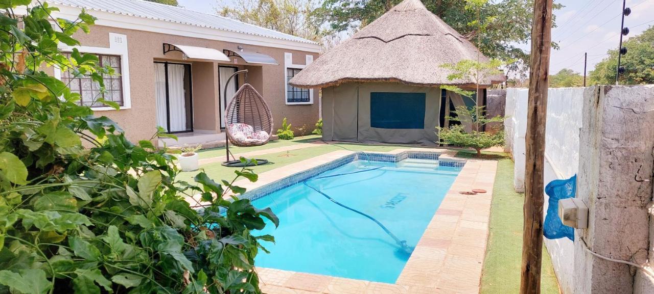 Looks Cottages Self Catering Apartments Kasane Exterior photo