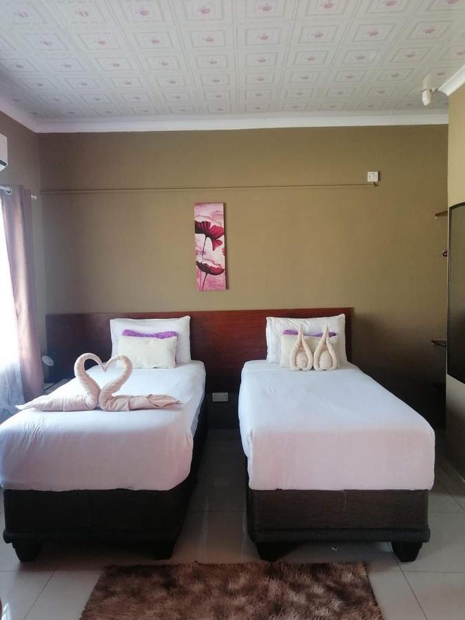Looks Cottages Self Catering Apartments Kasane Exterior photo