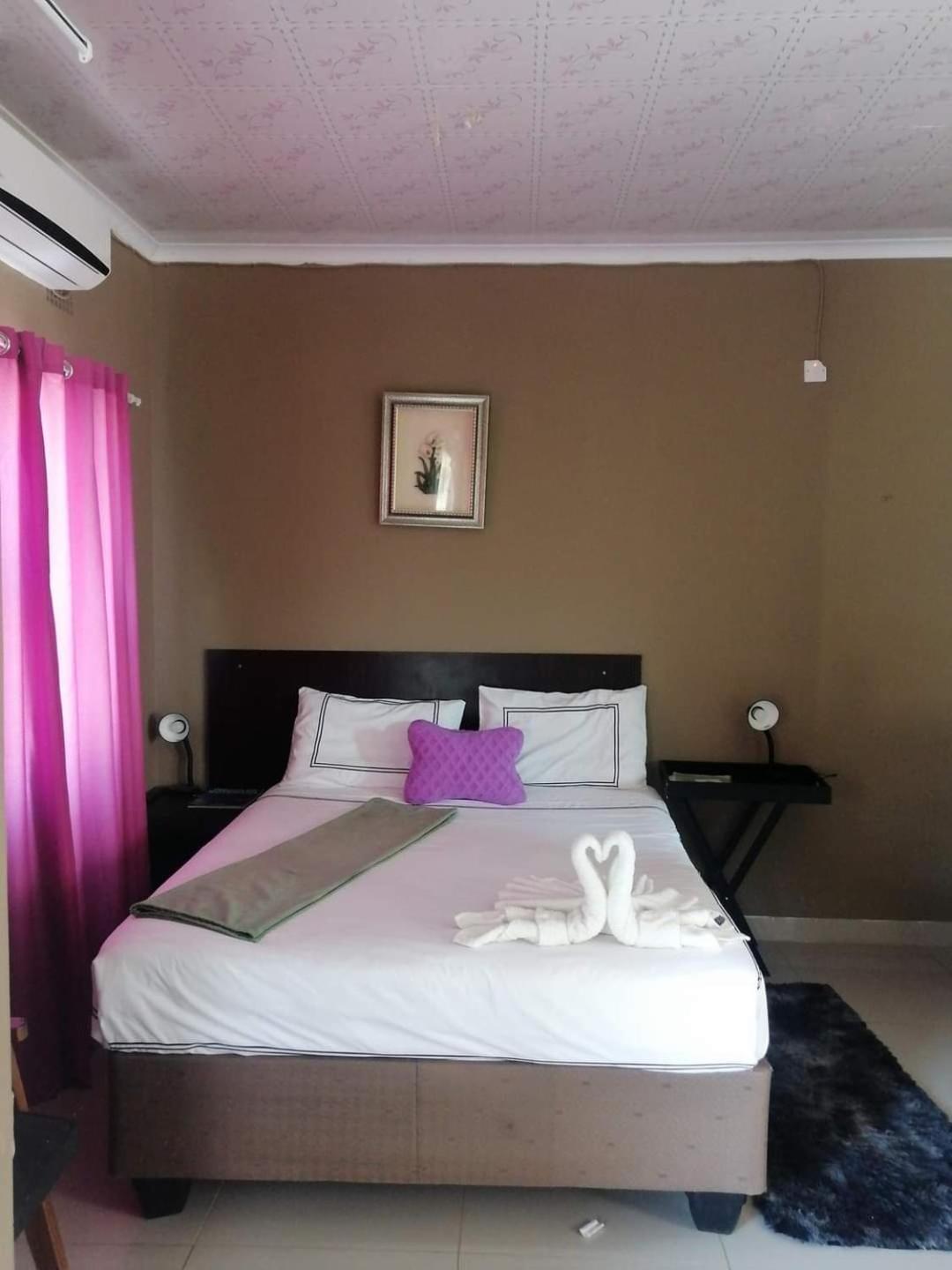 Looks Cottages Self Catering Apartments Kasane Exterior photo