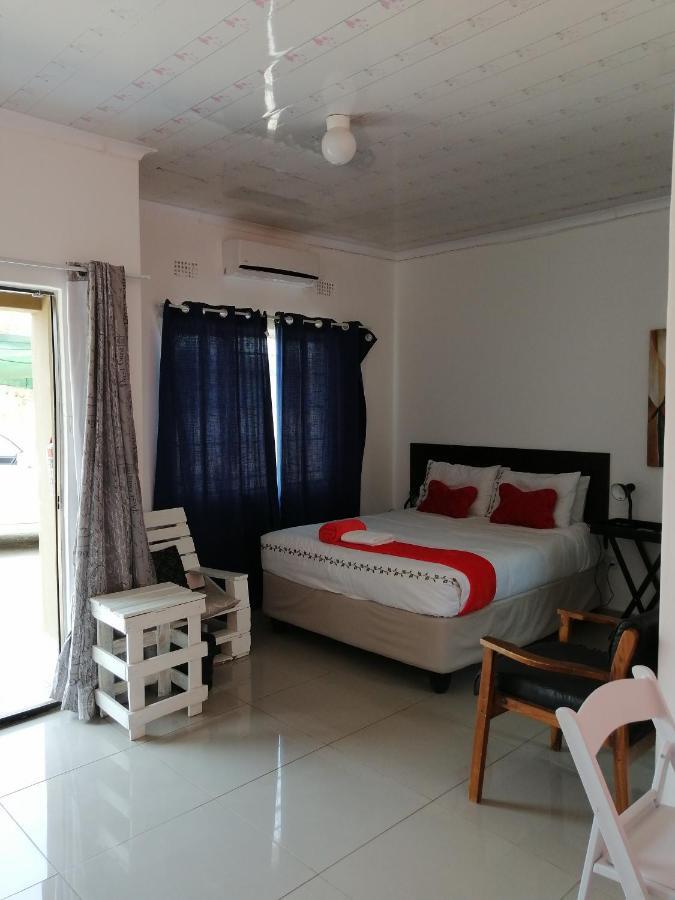 Looks Cottages Self Catering Apartments Kasane Exterior photo