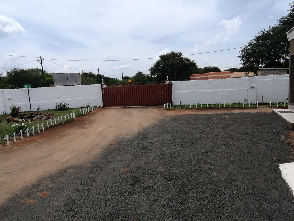 Looks Cottages Self Catering Apartments Kasane Exterior photo