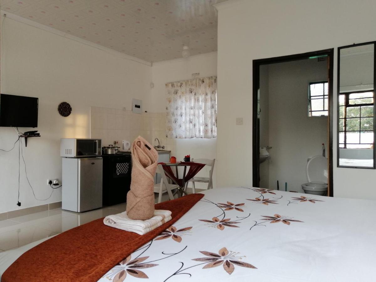 Looks Cottages Self Catering Apartments Kasane Exterior photo