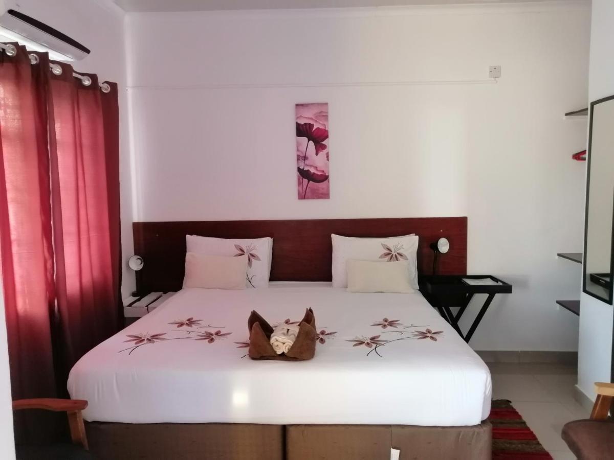 Looks Cottages Self Catering Apartments Kasane Exterior photo